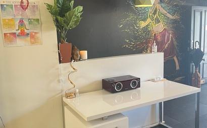 Hot Desk - Would be perfect for yoga teacher & or Influencer needing to podcast/film or run classes/workshops. Hot Desk - Would be perfect for yoga teacher & or Influencer needing to podcast/film or run classes/workshops.