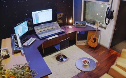 Hot Desk - Would be perfect for yoga teacher & or Influencer needing to podcast/film or run classes/workshops. Hot Desk - Would be perfect for yoga teacher & or Influencer needing to podcast/film or run classes/workshops.