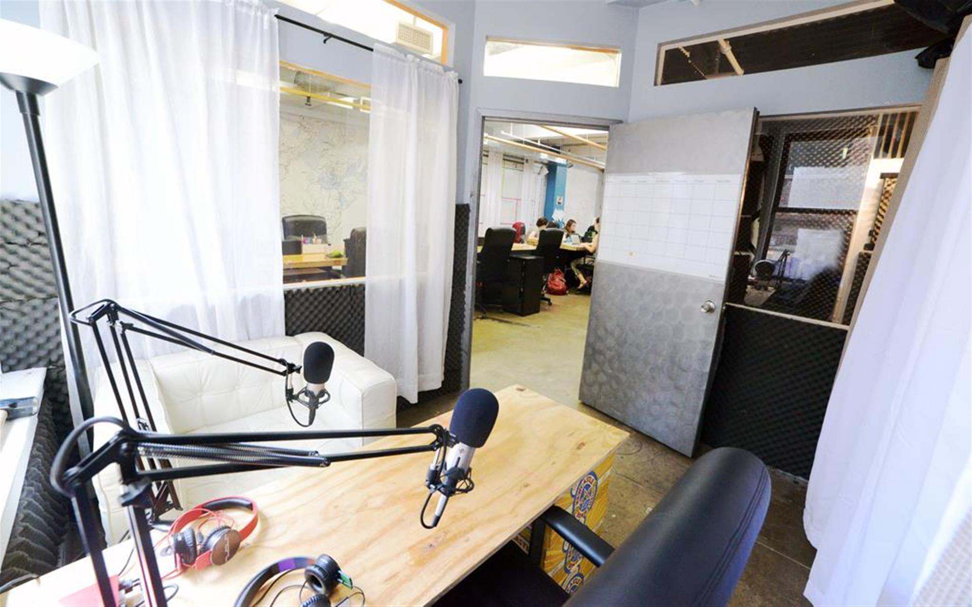 Large Studio in Chelsea Desks Near Me Large Studio in Chelsea Desks Near Me