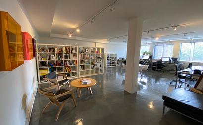 Desk available in Modern spacious office space (70sqm) Desk available in Modern spacious office space (70sqm)