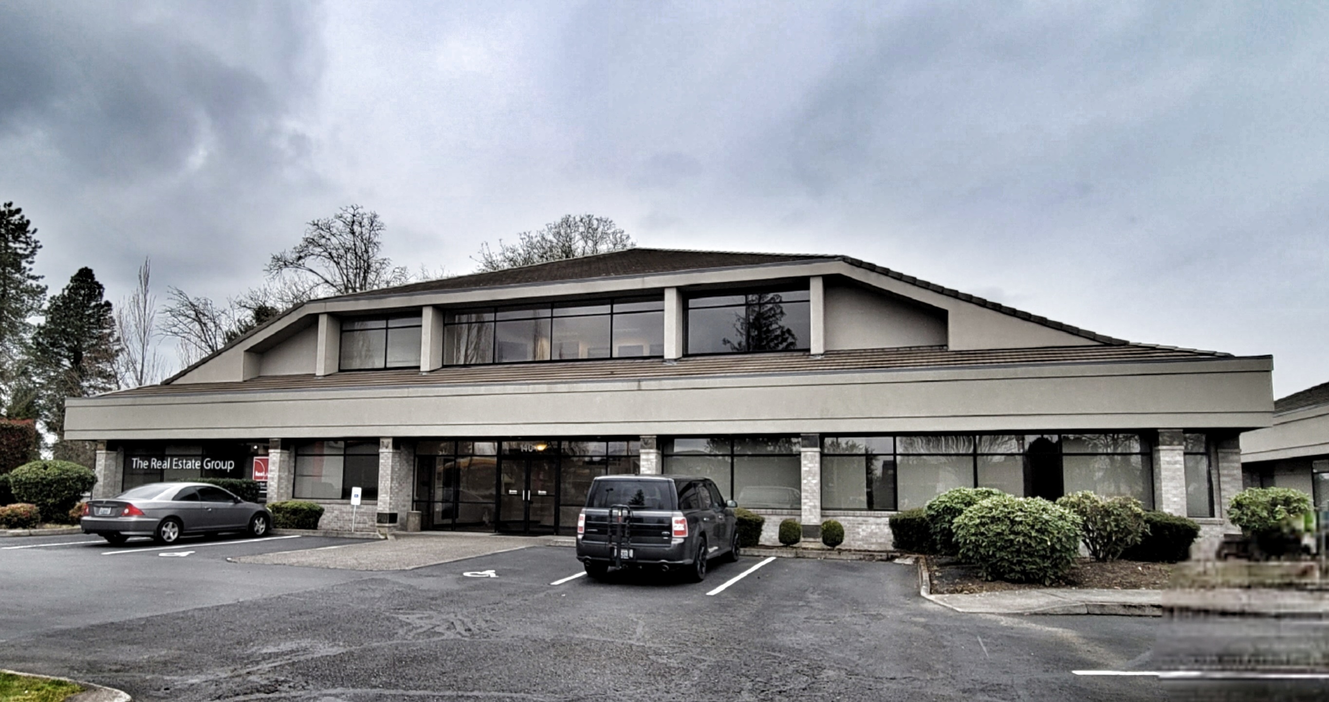 Open Desks in Conveniently Located Commercial Building Open Desks in Conveniently Located Commercial Building