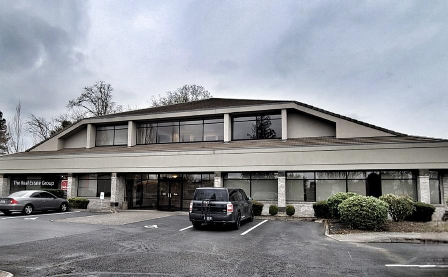 Open Desks in Conveniently Located Commercial Building Open Desks in Conveniently Located Commercial Building