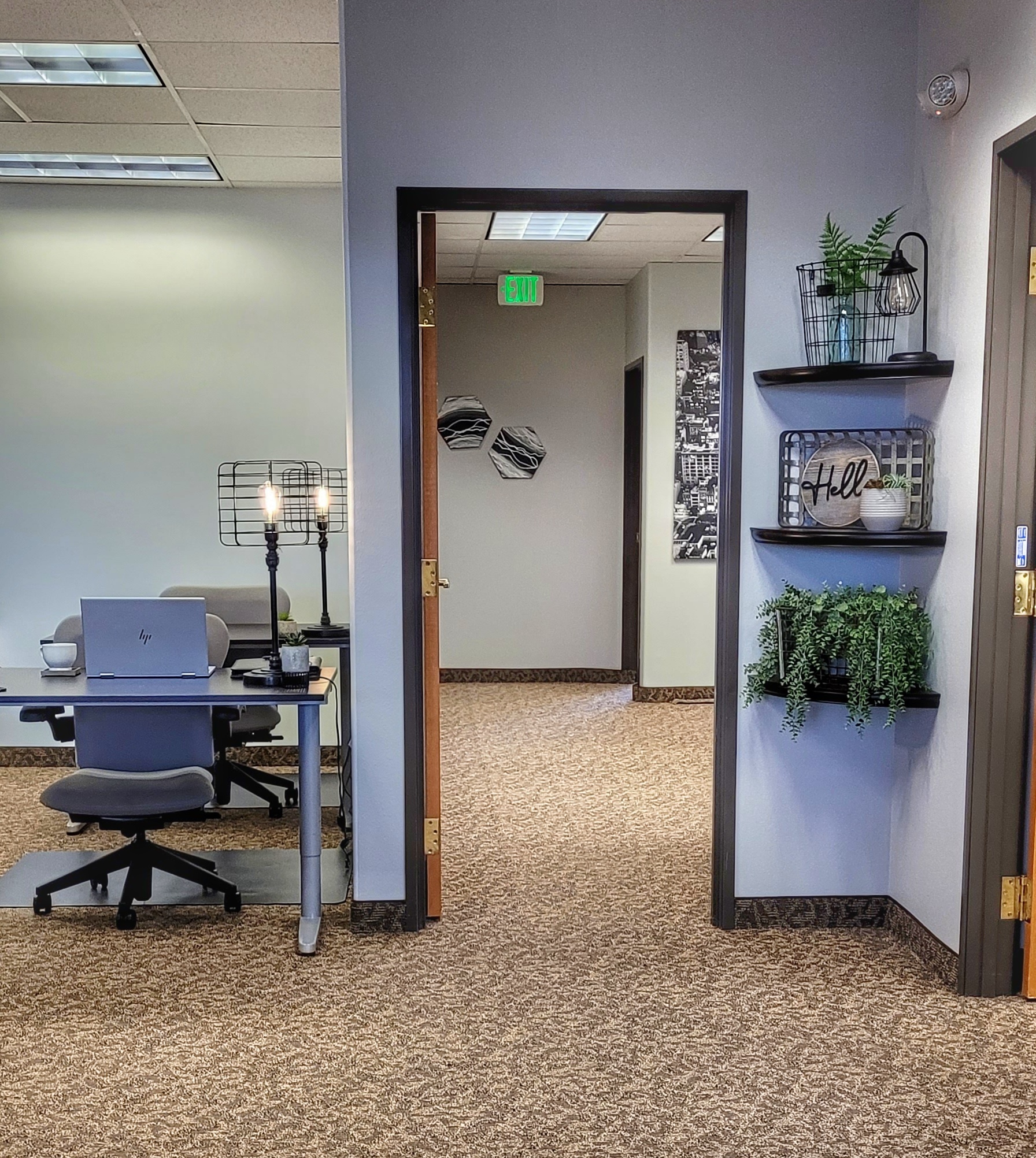 Open Desks in Conveniently Located Commercial Building Open Desks in Conveniently Located Commercial Building