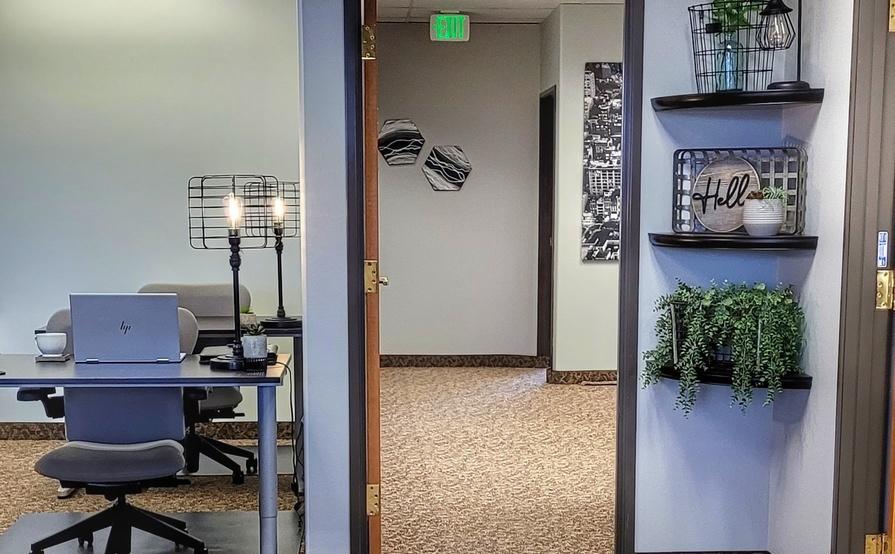 Open Desks in Conveniently Located Commercial Building Open Desks in Conveniently Located Commercial Building