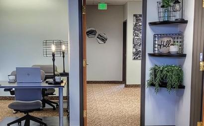 Open Desks in Conveniently Located Commercial Building Open Desks in Conveniently Located Commercial Building