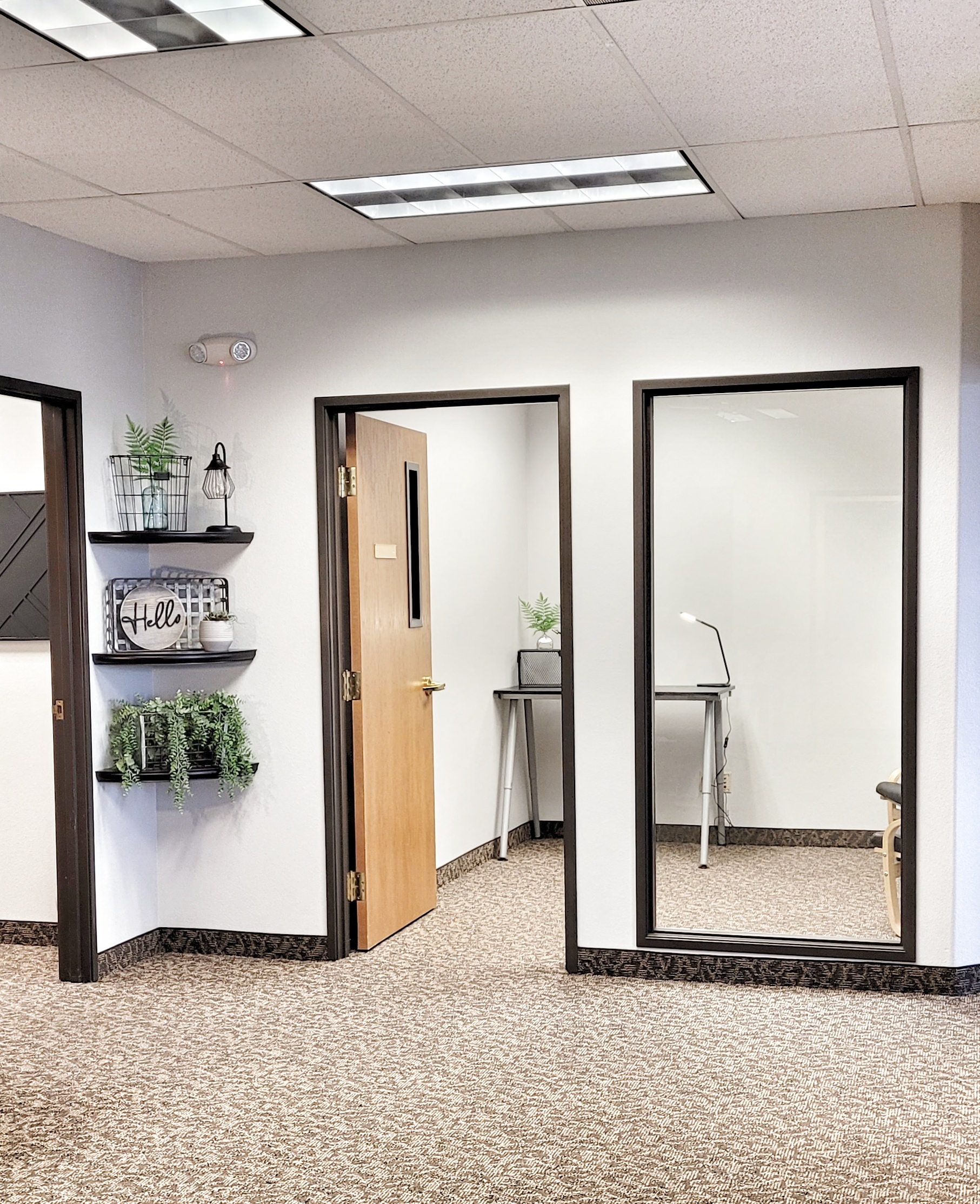 Open Desks in Conveniently Located Commercial Building Open Desks in Conveniently Located Commercial Building
