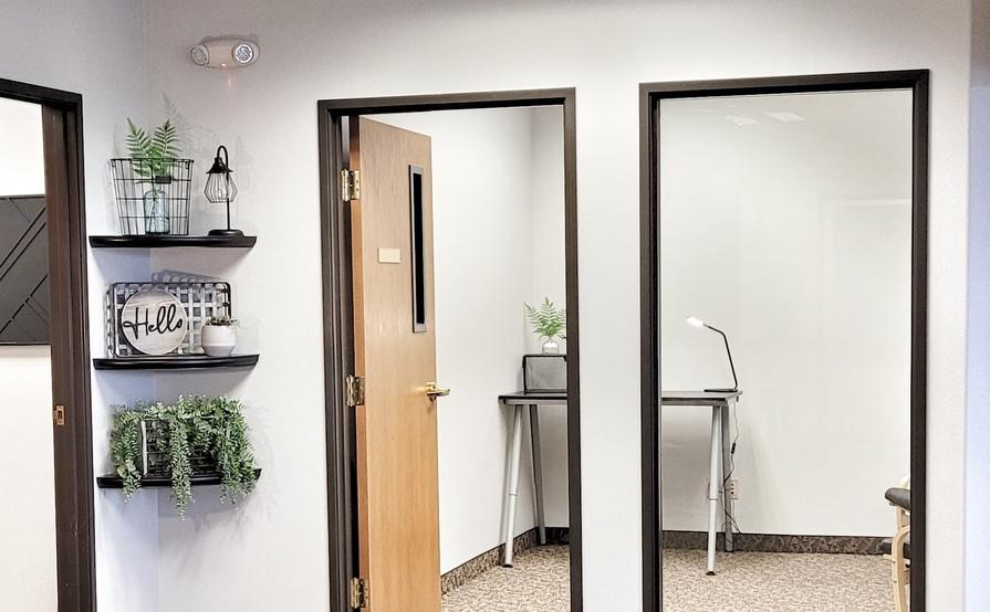 Open Desks in Conveniently Located Commercial Building Open Desks in Conveniently Located Commercial Building
