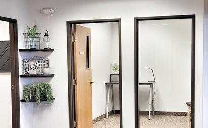 Open Desks in Conveniently Located Commercial Building Open Desks in Conveniently Located Commercial Building