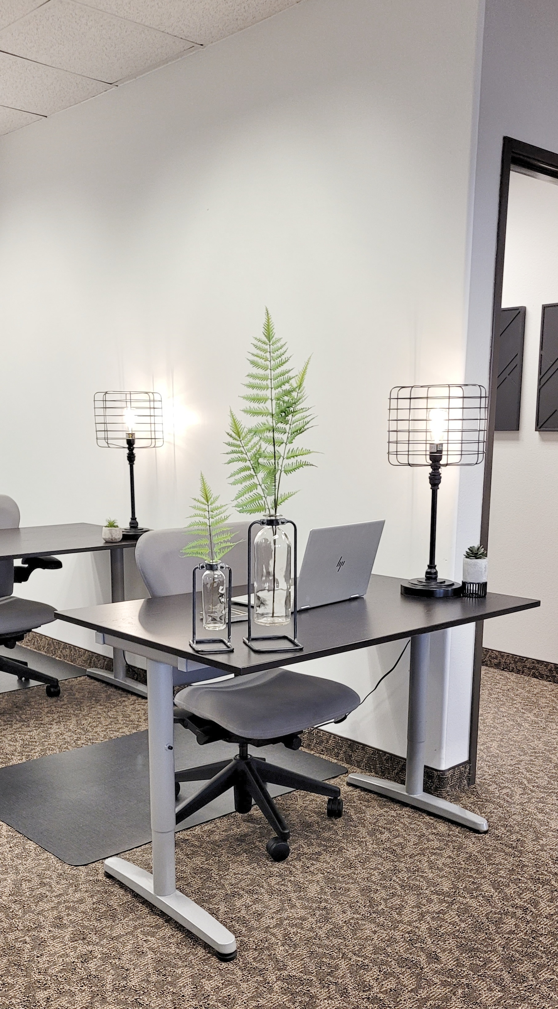 Open Desks in Conveniently Located Commercial Building Open Desks in Conveniently Located Commercial Building