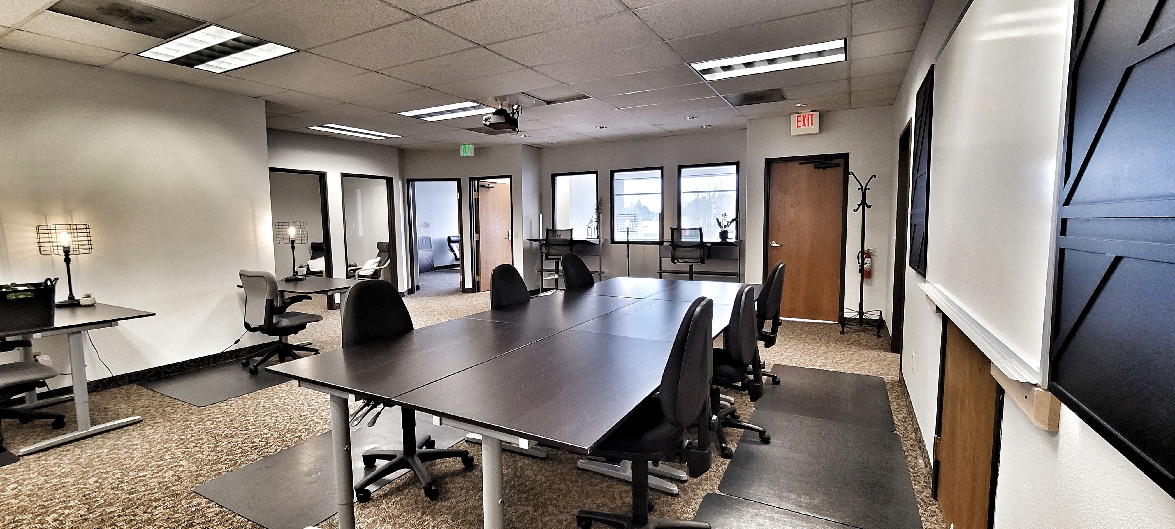 Open Desks in Conveniently Located Commercial Building Open Desks in Conveniently Located Commercial Building
