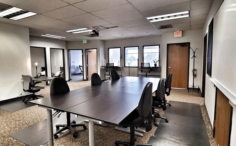 Open Desks in Conveniently Located Commercial Building Open Desks in Conveniently Located Commercial Building