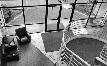 Open Desks in Conveniently Located Commercial Building Open Desks in Conveniently Located Commercial Building