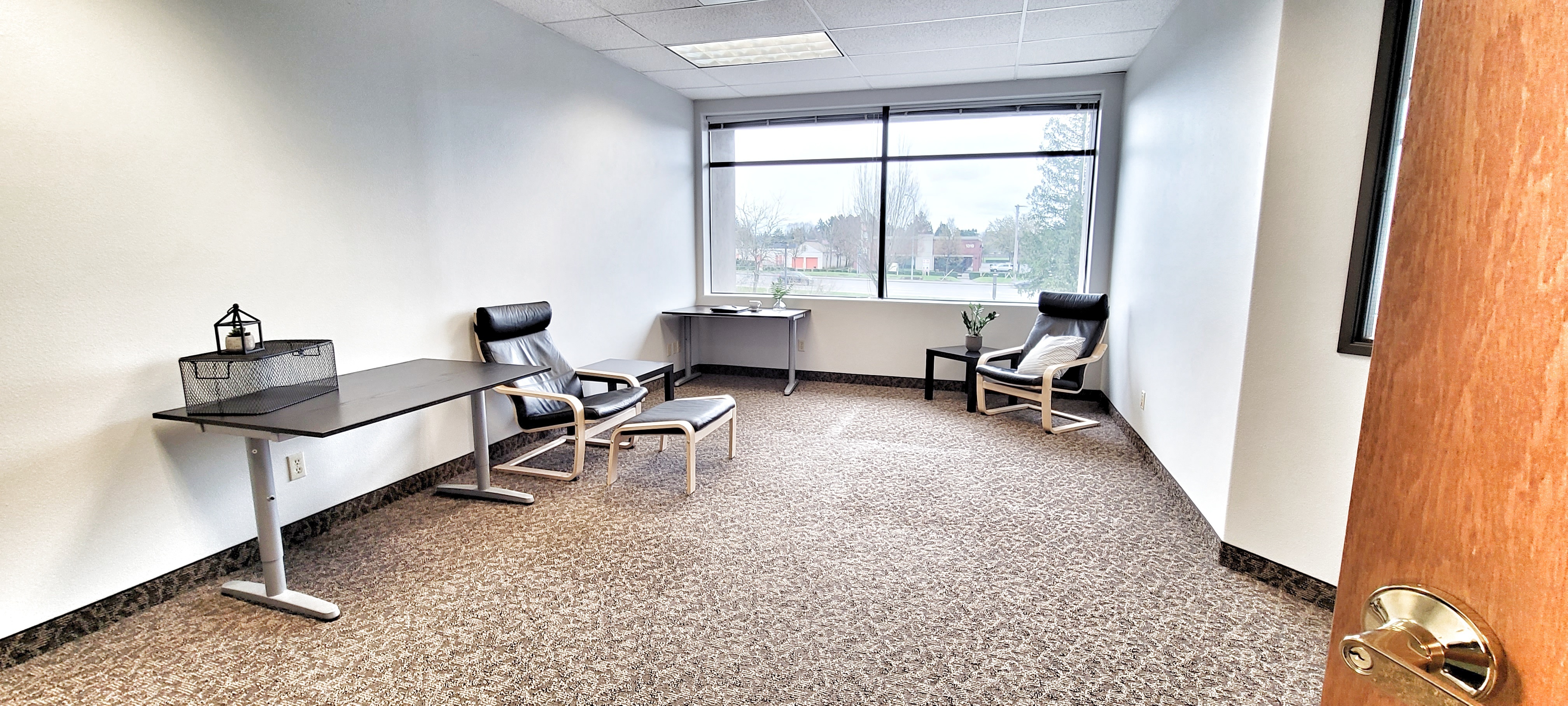 Open Desks in Conveniently Located Commercial Building Open Desks in Conveniently Located Commercial Building