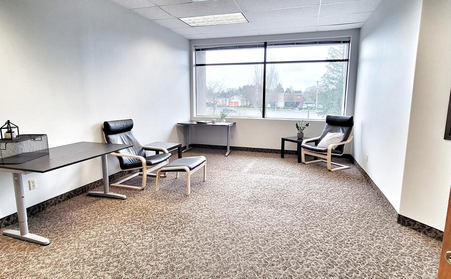 Open Desks in Conveniently Located Commercial Building Open Desks in Conveniently Located Commercial Building