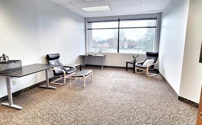 Open Desks in Conveniently Located Commercial Building Open Desks in Conveniently Located Commercial Building
