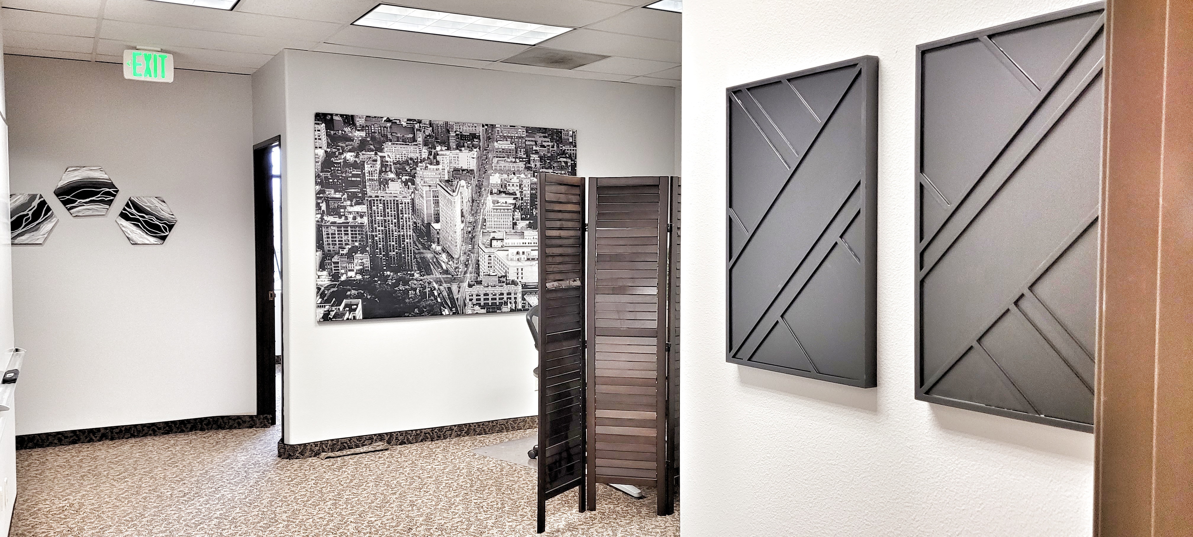 Open Desks in Conveniently Located Commercial Building Open Desks in Conveniently Located Commercial Building