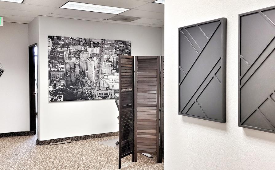 Open Desks in Conveniently Located Commercial Building Open Desks in Conveniently Located Commercial Building