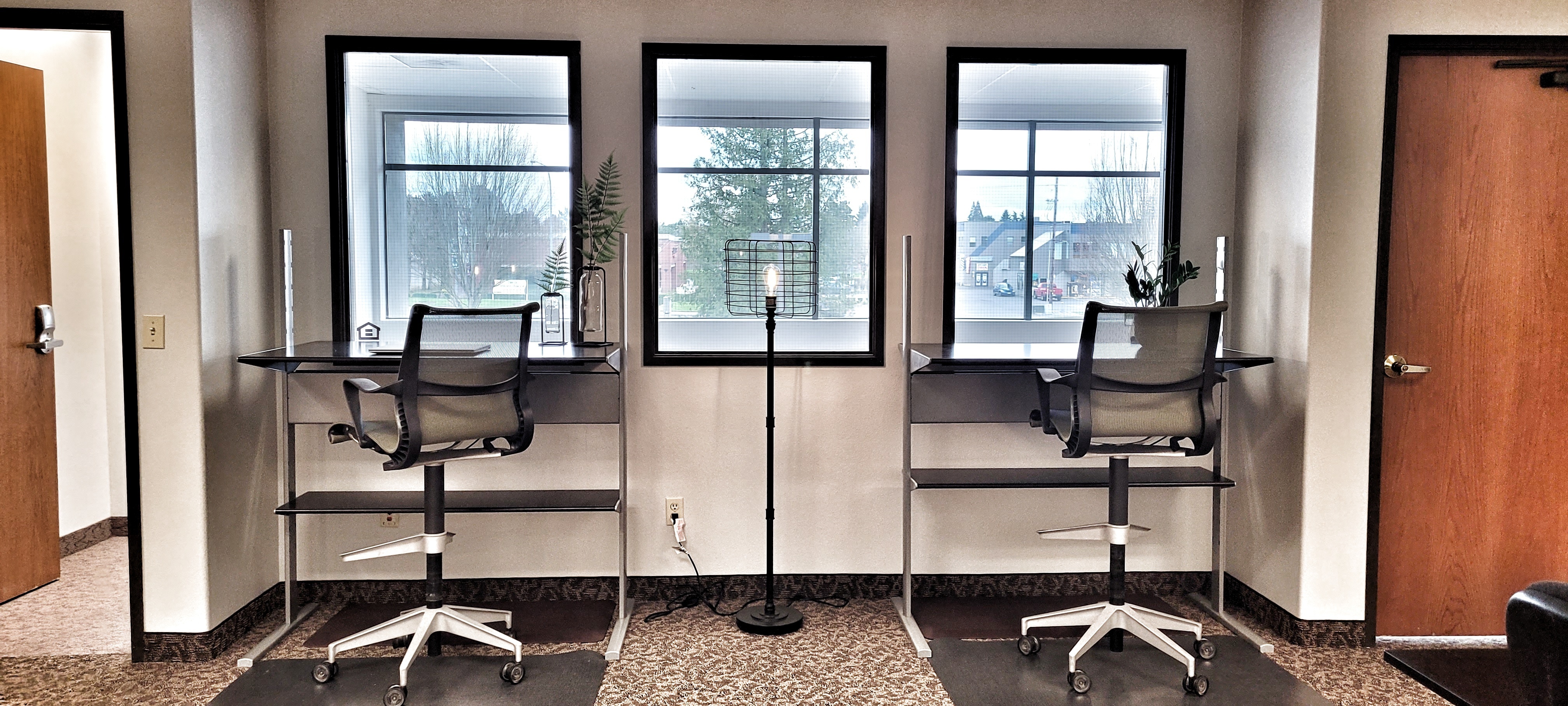Open Desks in Conveniently Located Commercial Building Open Desks in Conveniently Located Commercial Building