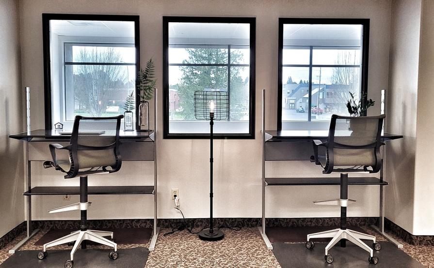 Open Desks in Conveniently Located Commercial Building Open Desks in Conveniently Located Commercial Building