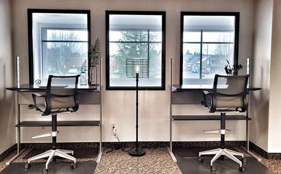 Open Desks in Conveniently Located Commercial Building Open Desks in Conveniently Located Commercial Building