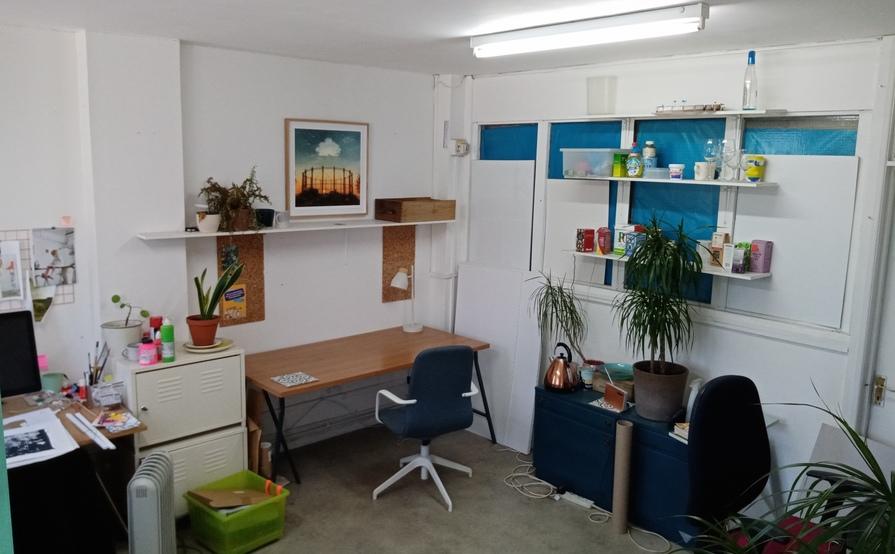 Desk Space to Rent in Shared Creative Studio Desk Space to Rent in Shared Creative Studio