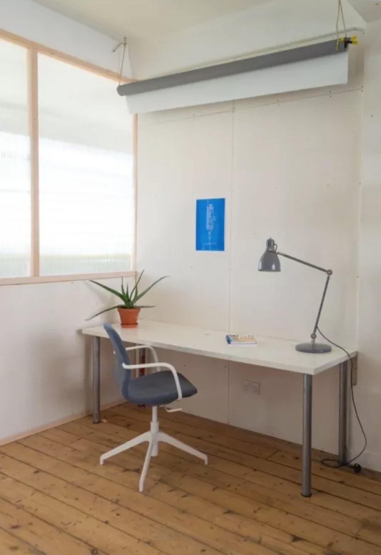 Desk+work area+storage+communal lounge and facilities!