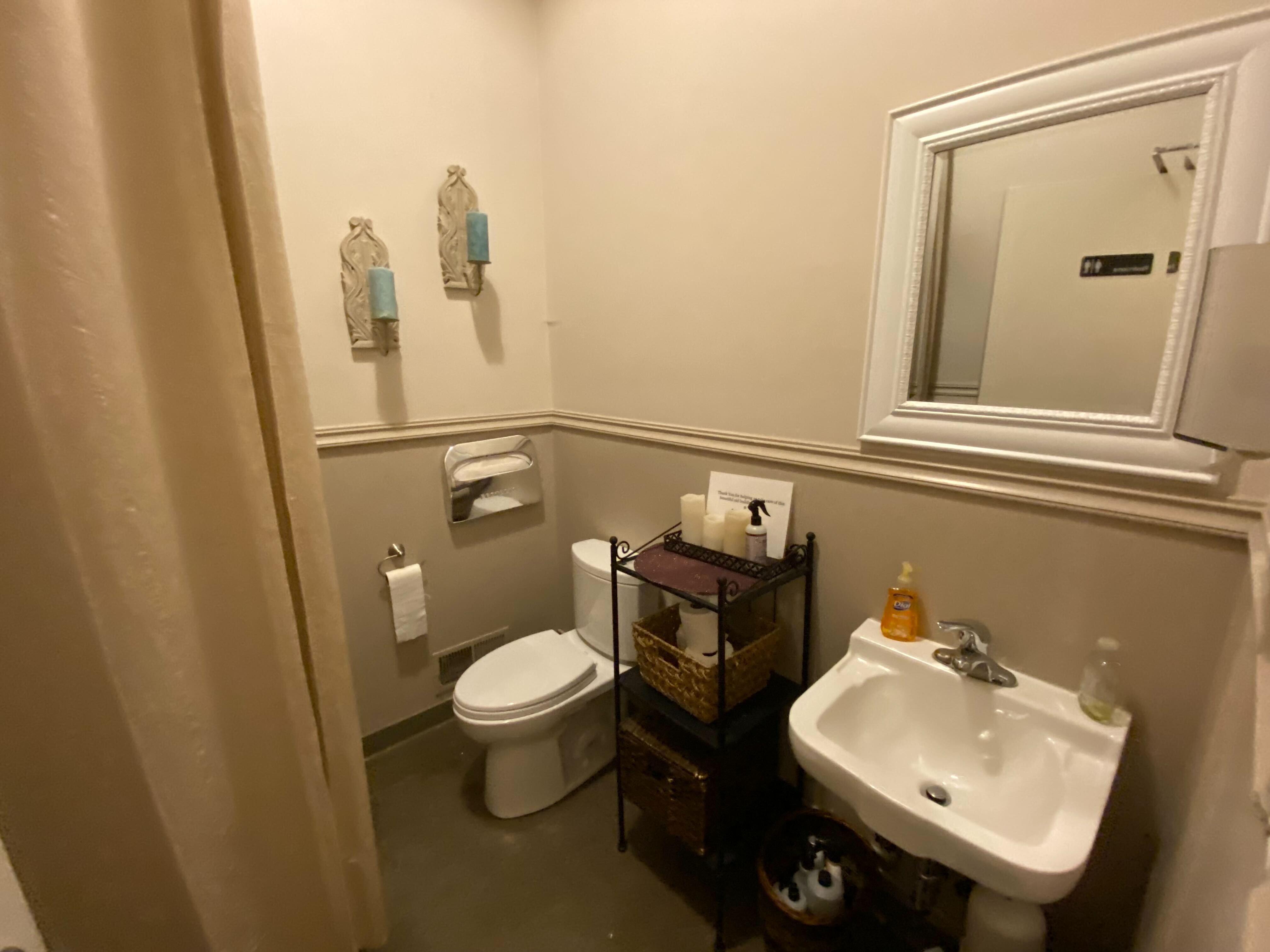 3 seats (desks) available at a beautiful and well-located office 3 seats (desks) available at a beautiful and well-located office