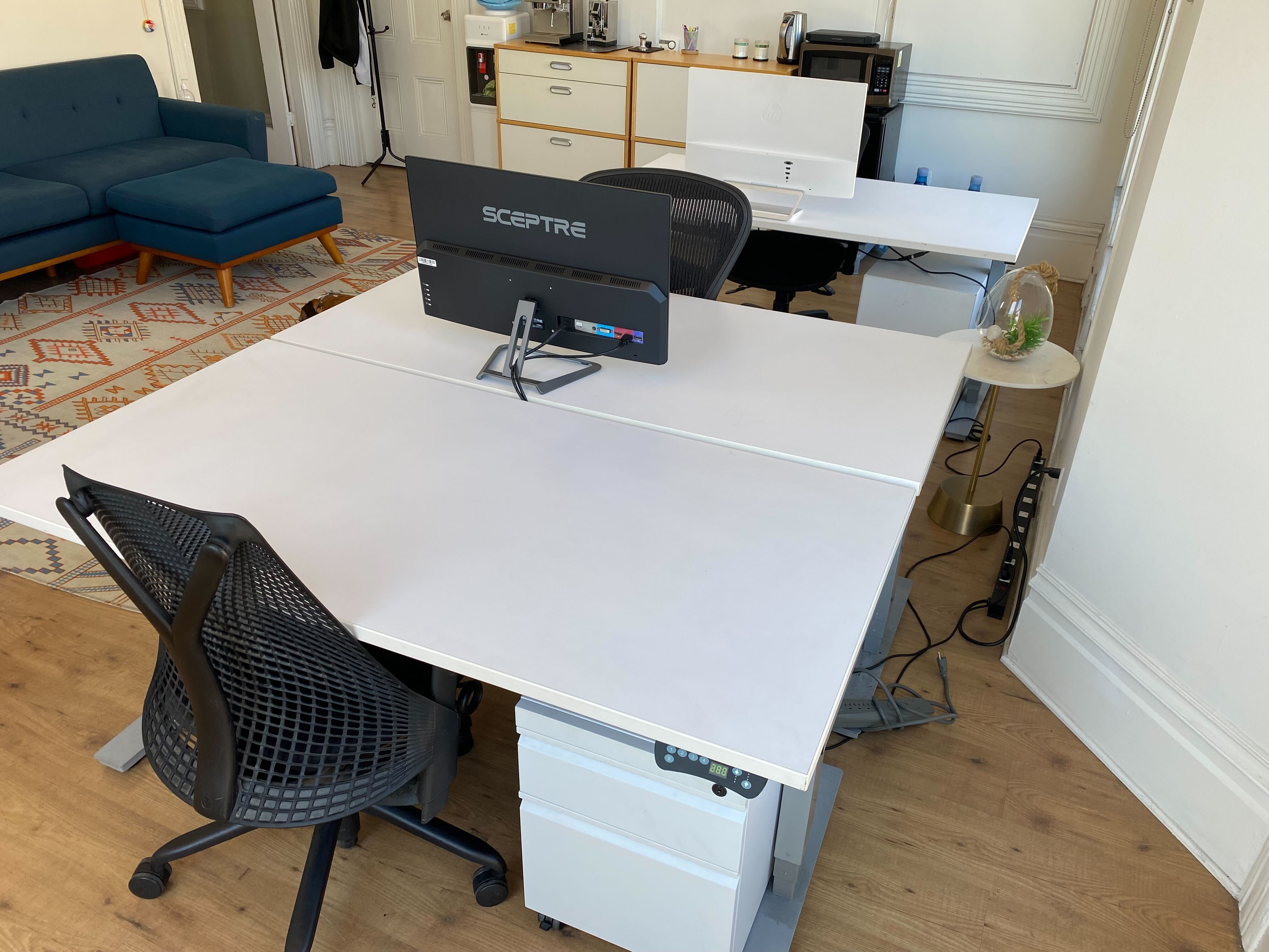 3 seats (desks) available at a beautiful and well-located office 3 seats (desks) available at a beautiful and well-located office