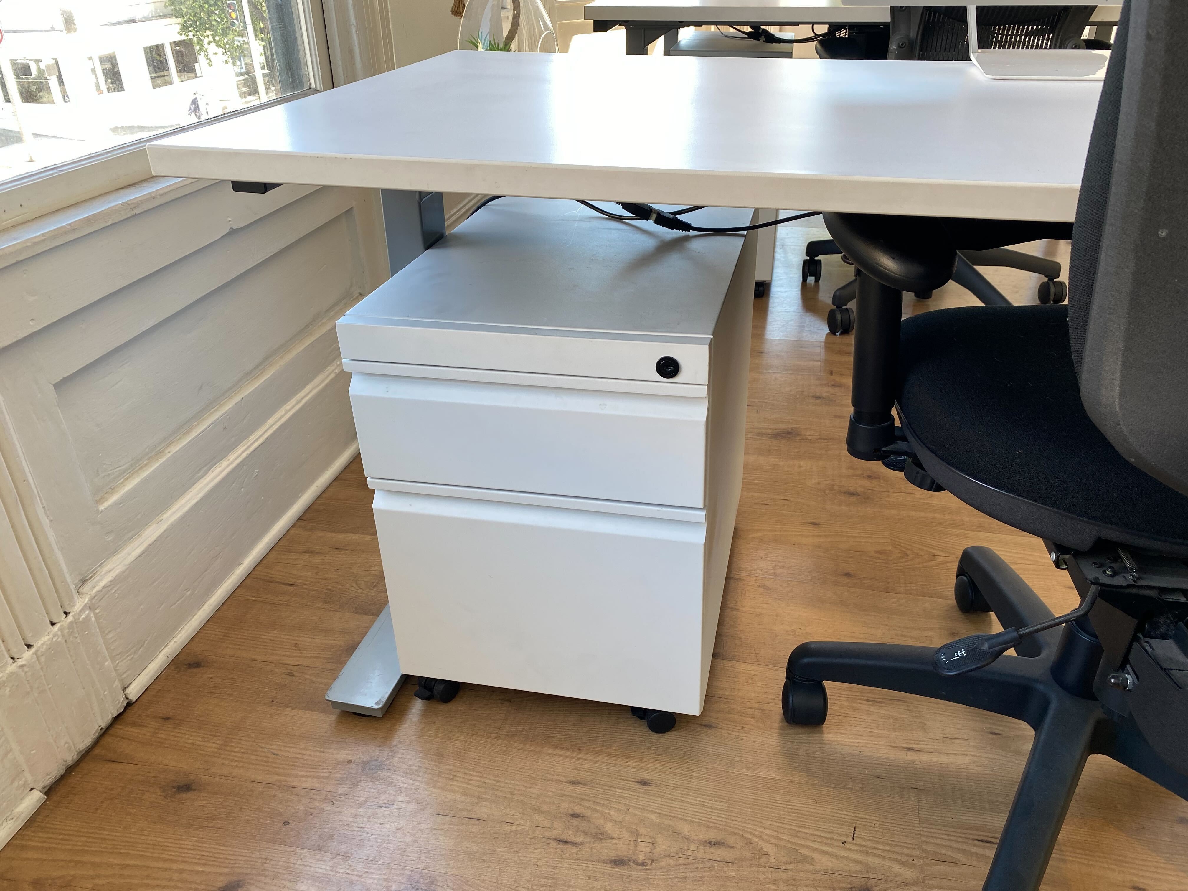 3 seats (desks) available at a beautiful and well-located office 3 seats (desks) available at a beautiful and well-located office