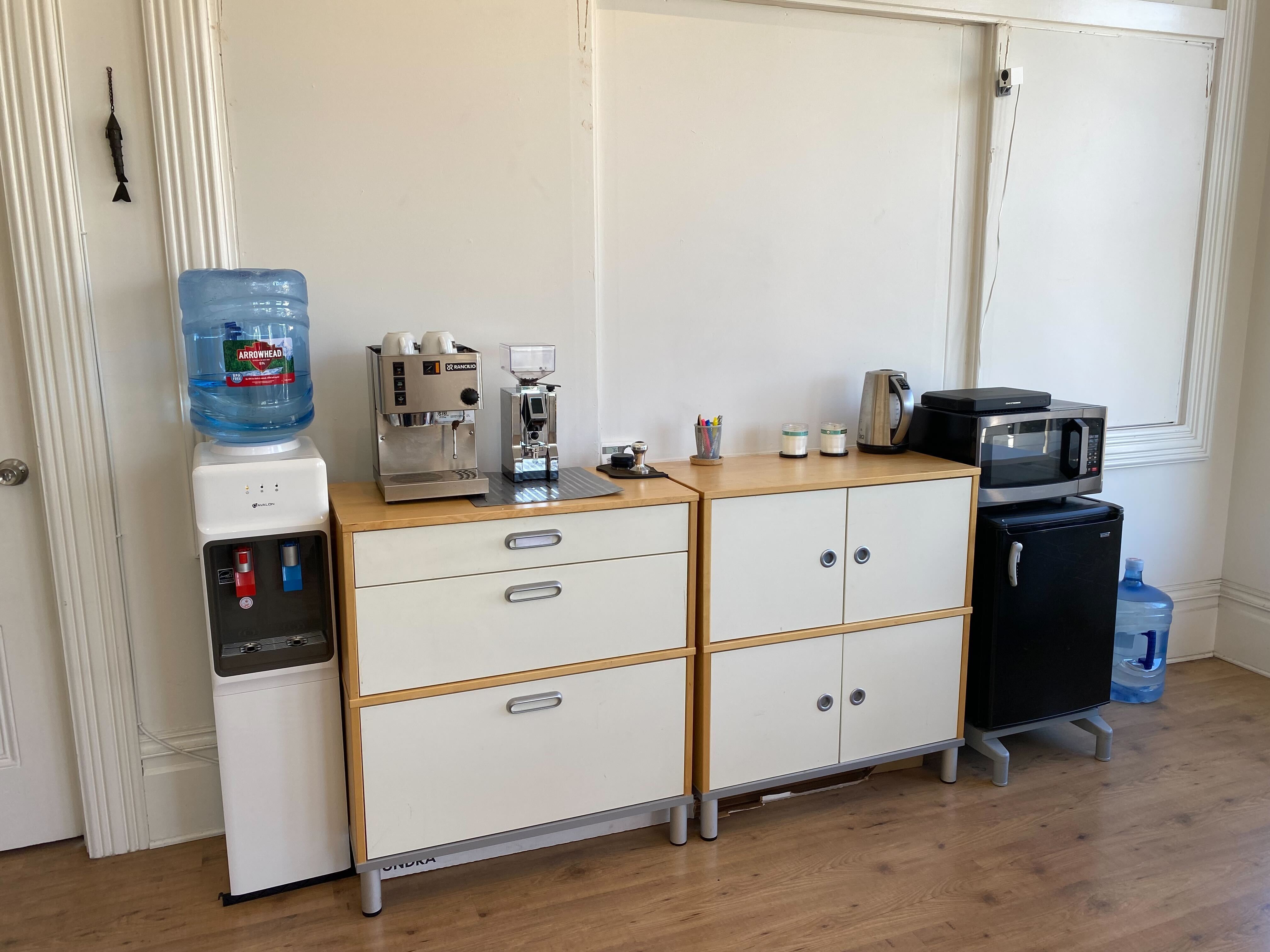 3 seats (desks) available at a beautiful and well-located office 3 seats (desks) available at a beautiful and well-located office