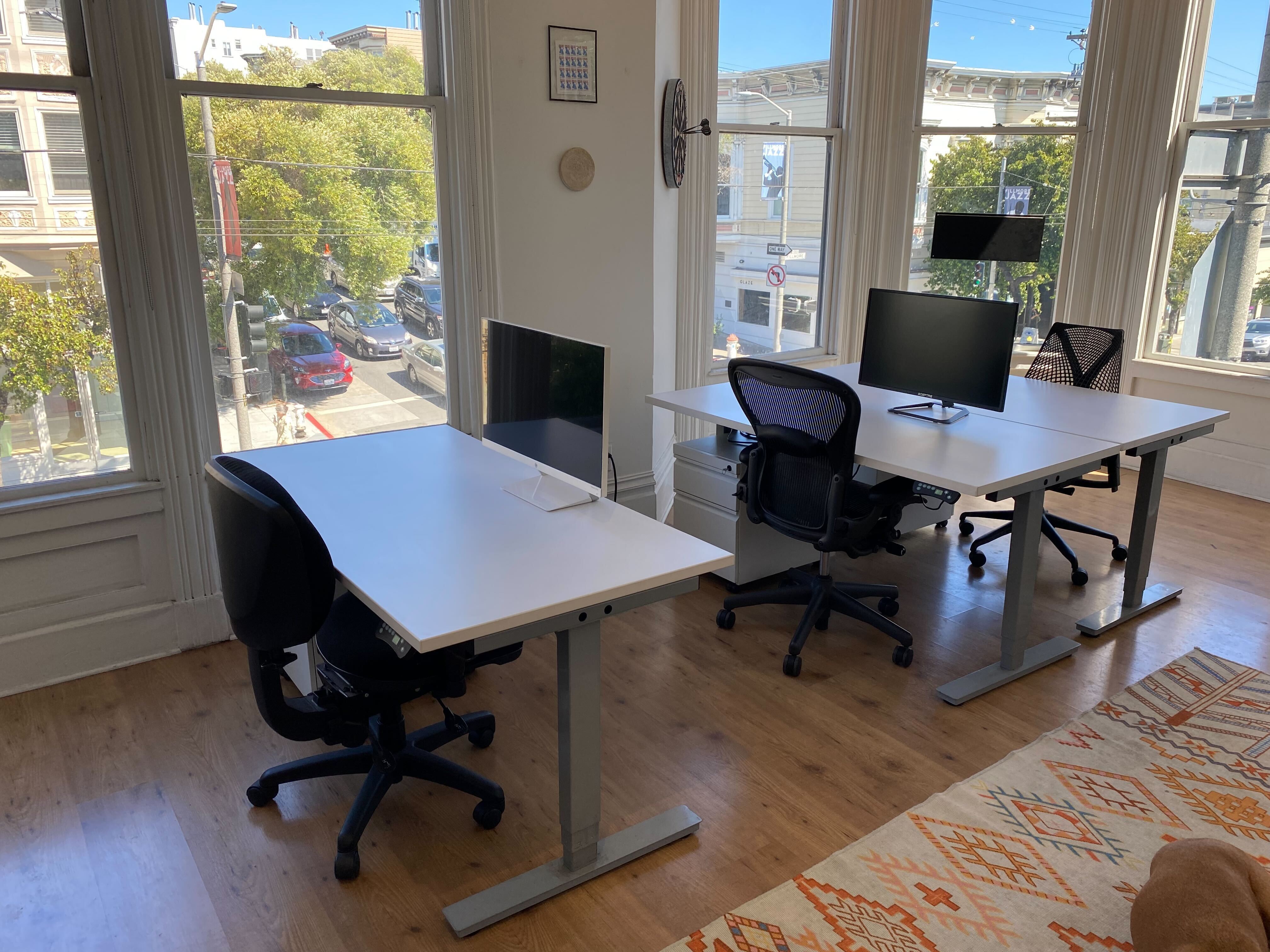 3 seats (desks) available at a beautiful and well-located office 3 seats (desks) available at a beautiful and well-located office