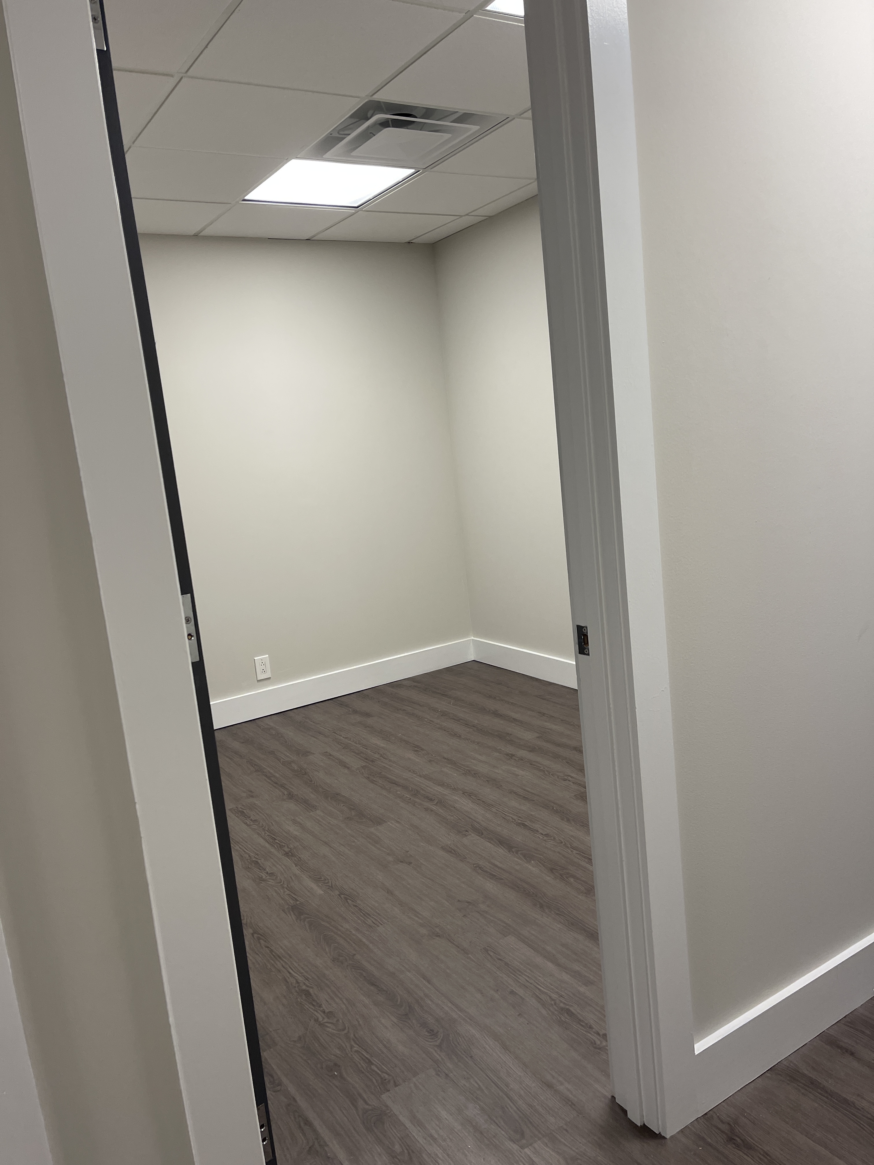 Multiple Rooms in Lively Office Space Available to RENT 