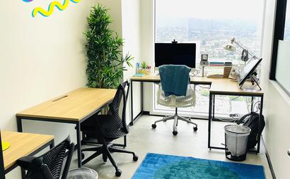 Open Desk in our Creative Workspace Open Desk in our Creative Workspace