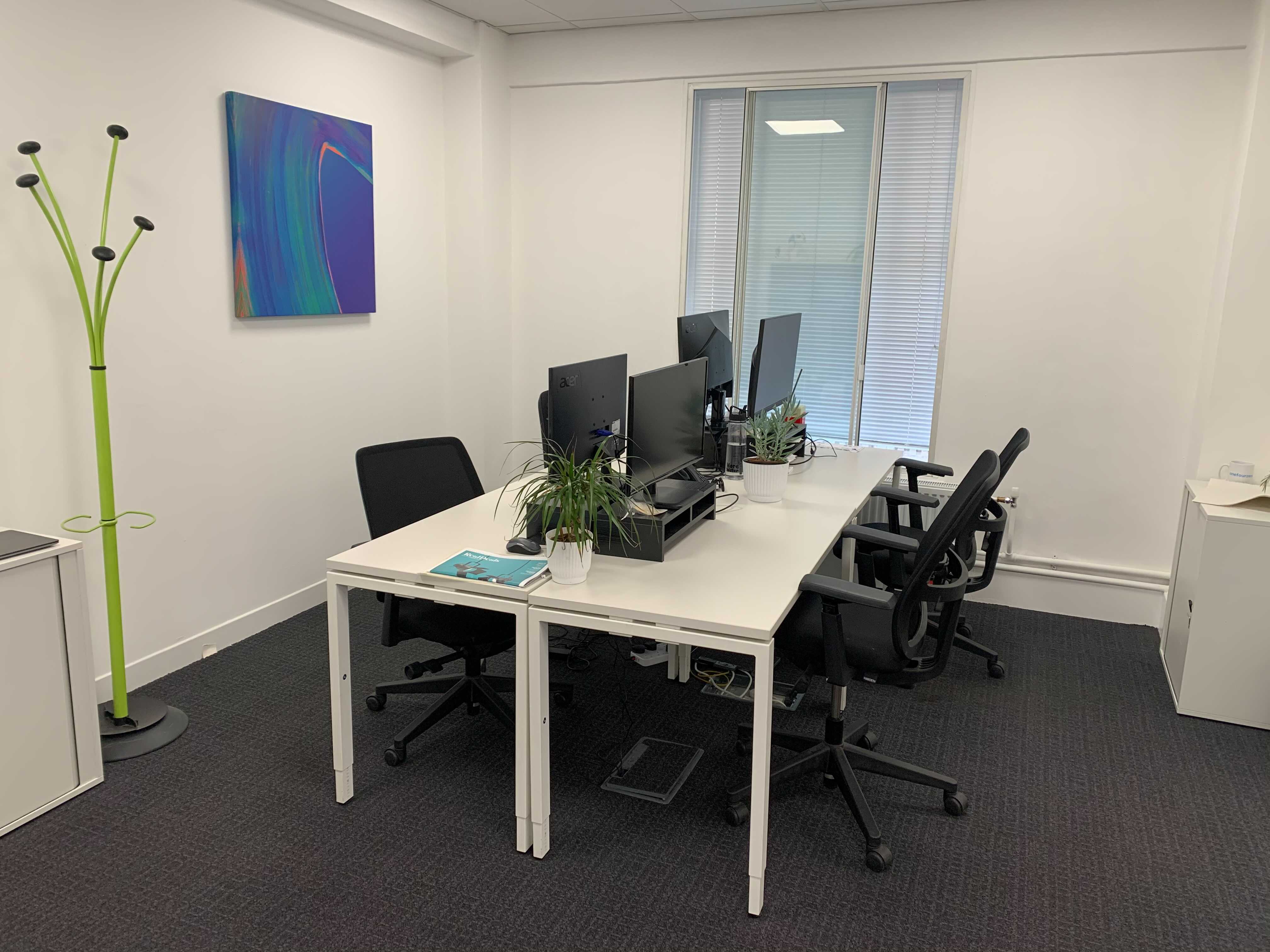 Desks Available in Lovely Belgravia, London (near Victoria Station)