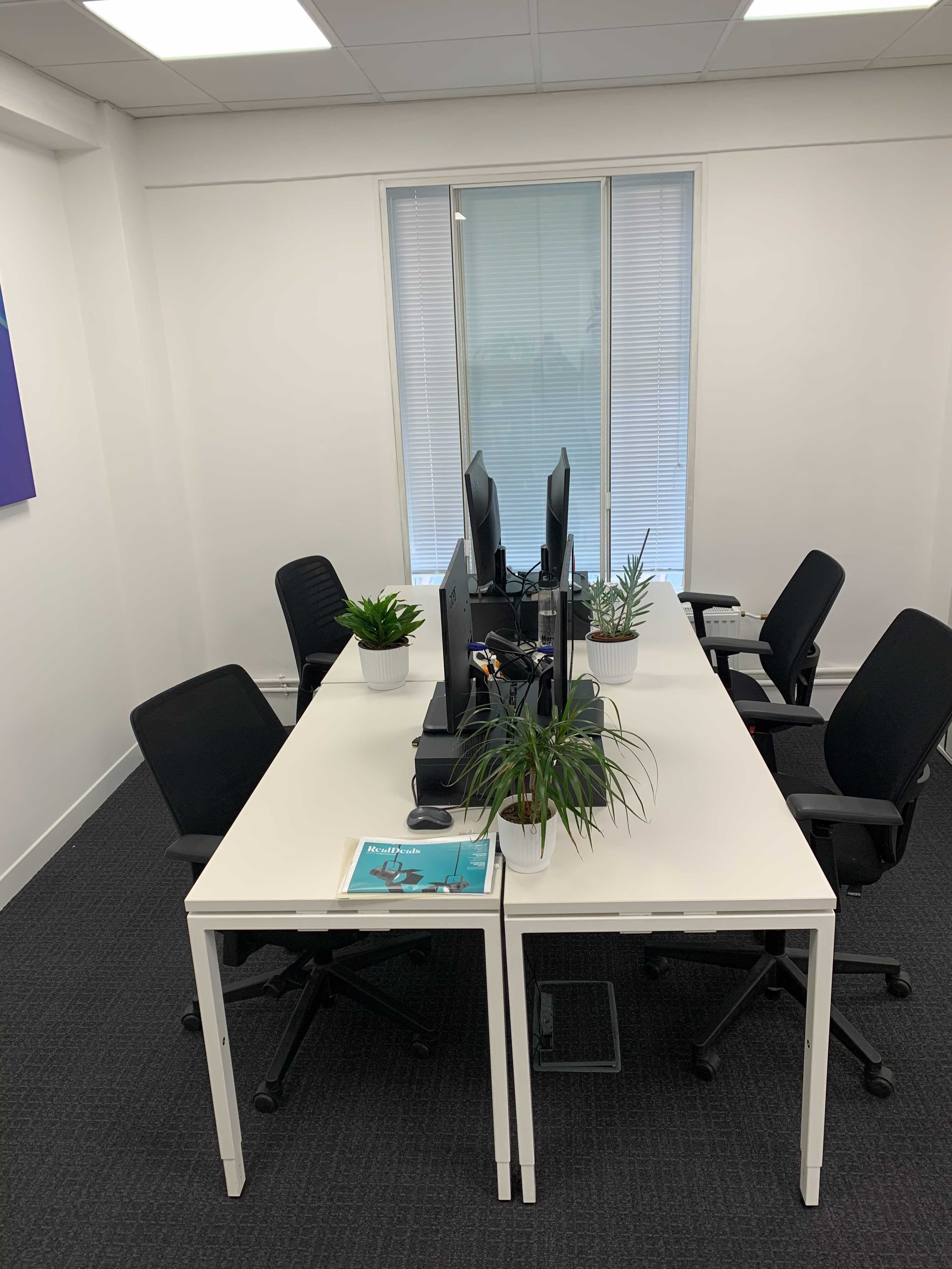 Desks Available in Lovely Belgravia, London (near Victoria Station)