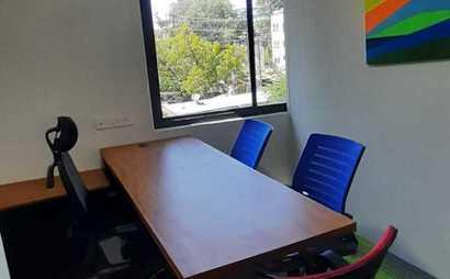 10 Workstations + Manager Cabin 10 Workstations + Manager Cabin