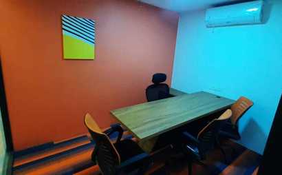 5 Workstations + Manager Cabin 5 Workstations + Manager Cabin