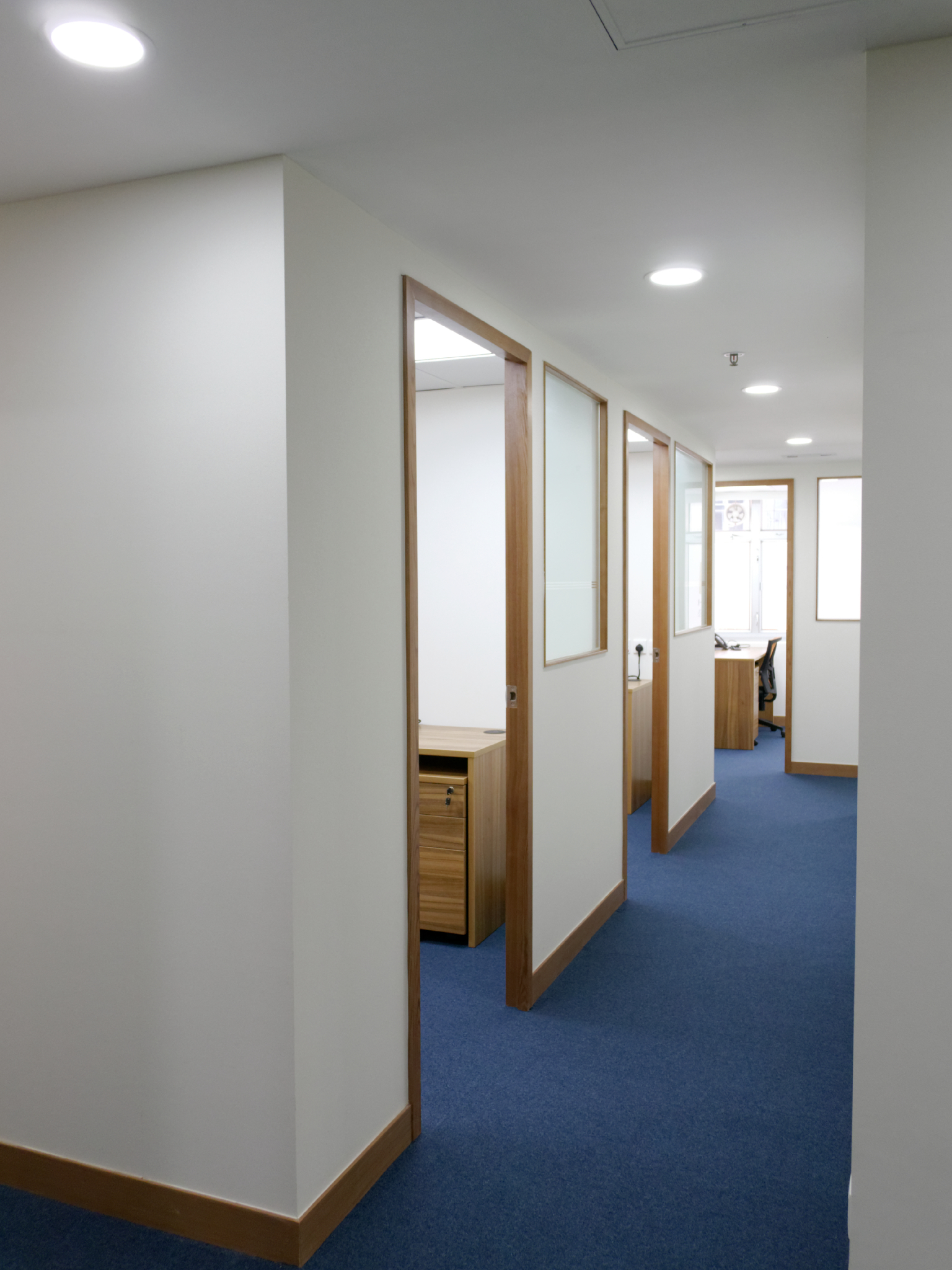 Private rooms with 3 workstations Private rooms with 3 workstations