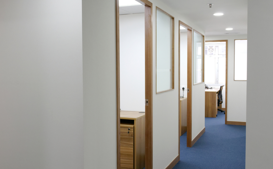 Private rooms with 3 workstations Private rooms with 3 workstations