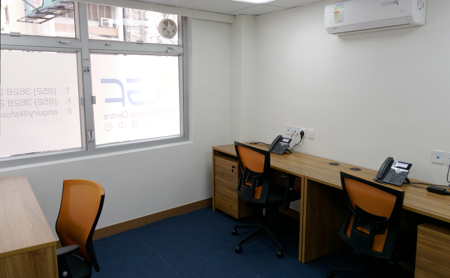 Private rooms with 3 workstations Private rooms with 3 workstations