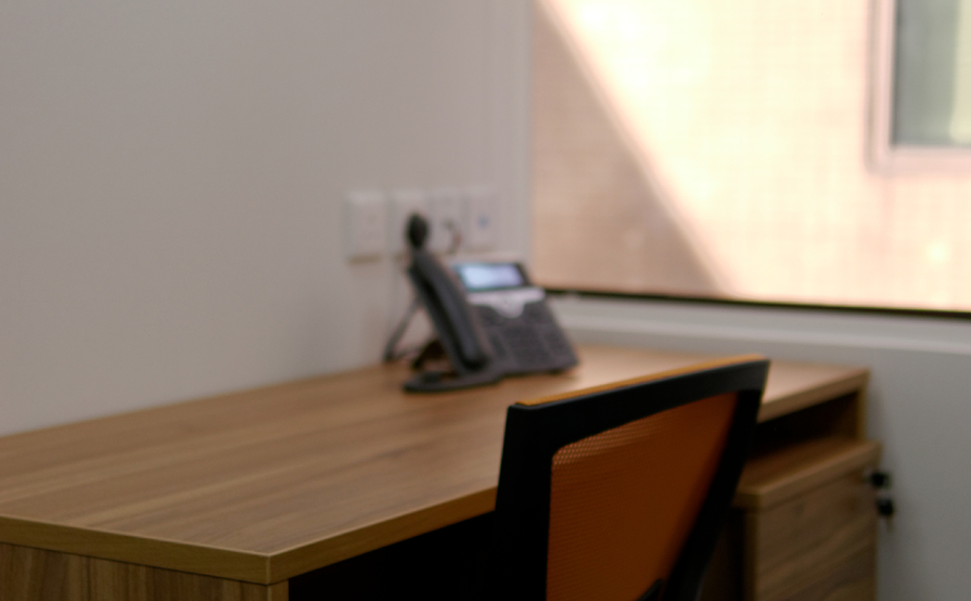 Private rooms with 3 workstations Private rooms with 3 workstations