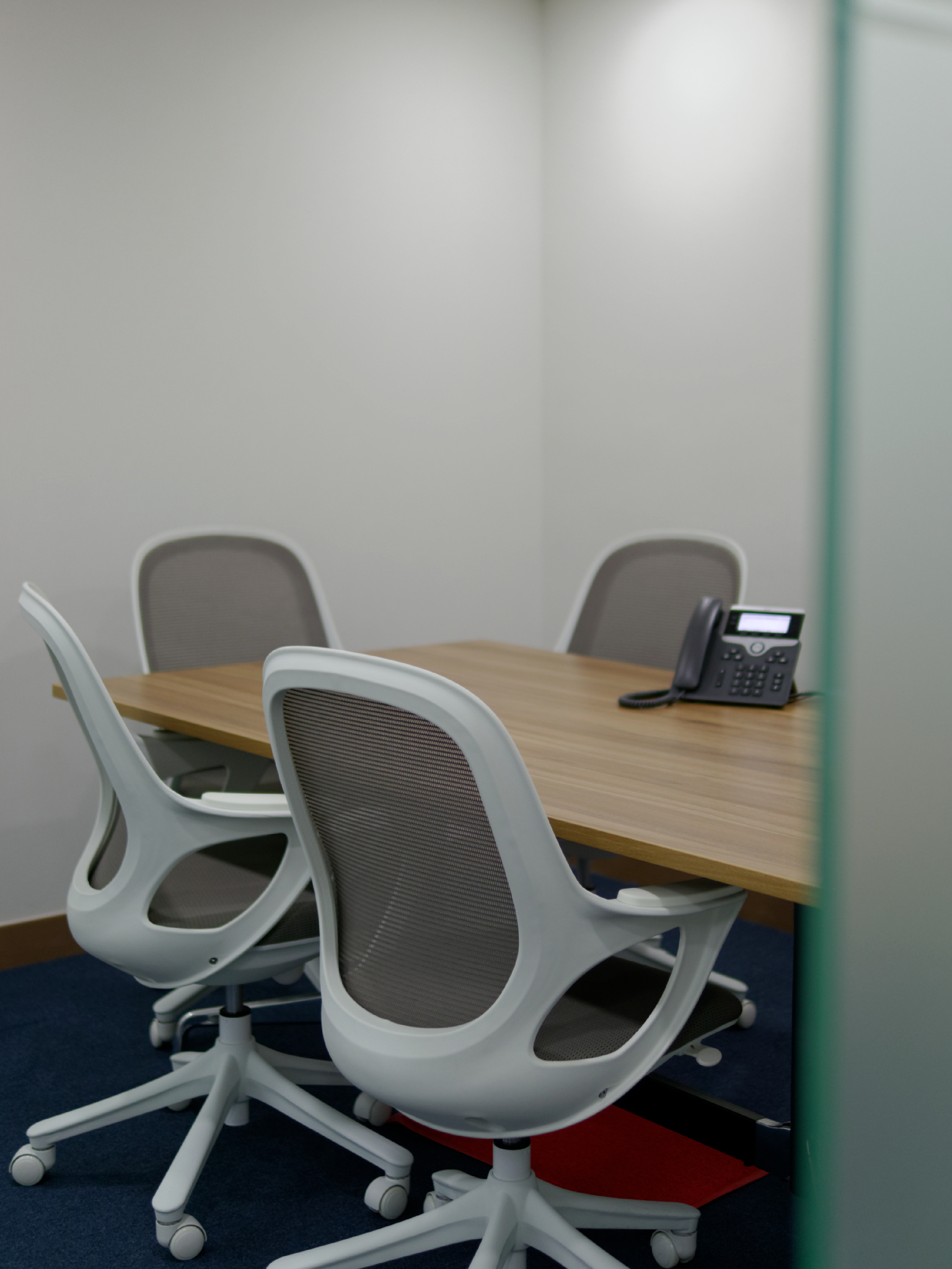 Private rooms with 3 workstations Private rooms with 3 workstations