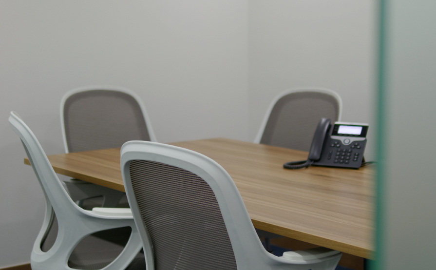 Private rooms with 3 workstations Private rooms with 3 workstations