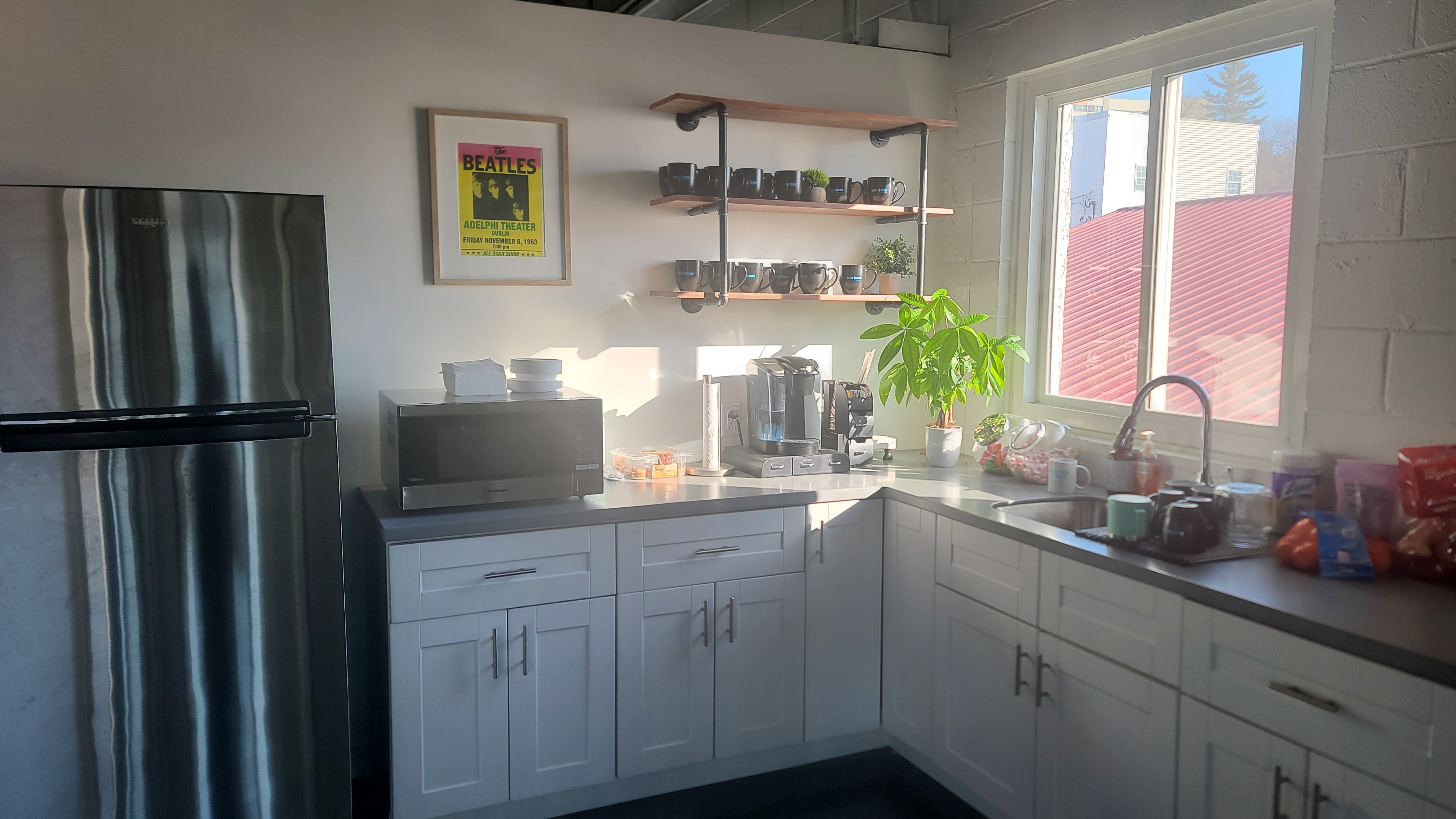 Blu Bear Studios - Daily Desk Rental