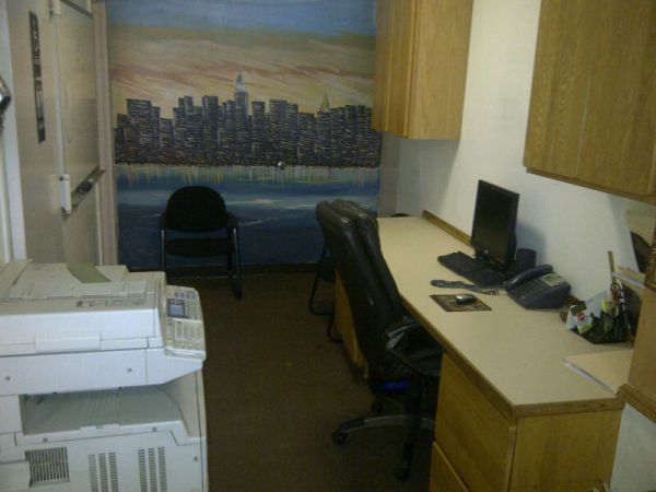 DESK SPACE IN WOODSIDE 1 Block From The 7 Train 