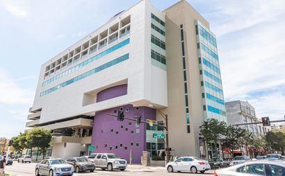 Book a reserved coworking spot or hot desk in Sarasota Courthouse Book a reserved coworking spot or hot desk in Sarasota Courthouse