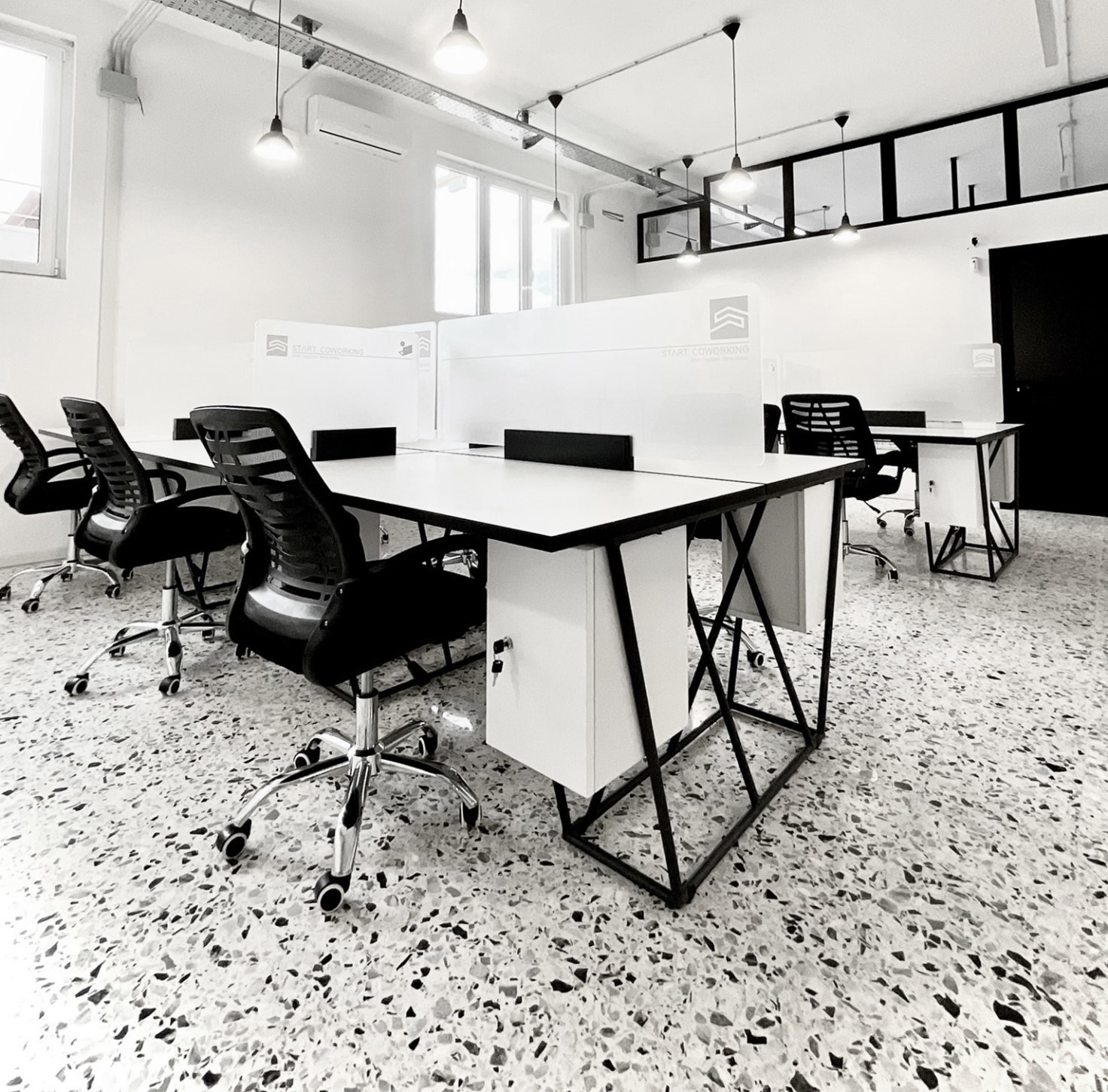 scrivanie in open space-StartCoworking-