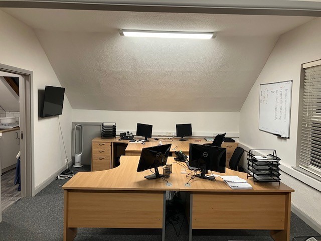 1-4 desks monthly rent in professional recently Refurbed Office including Kitchen Cheadle Hulme, Stockport - Month to month or longer