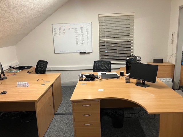1-4 desks monthly rent in professional recently Refurbed Office including Kitchen Cheadle Hulme, Stockport - Month to month or longer
