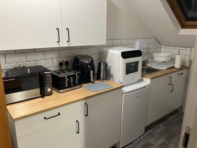 1-4 desks monthly rent in professional recently Refurbed Office including Kitchen Cheadle Hulme, Stockport - Month to month or longer